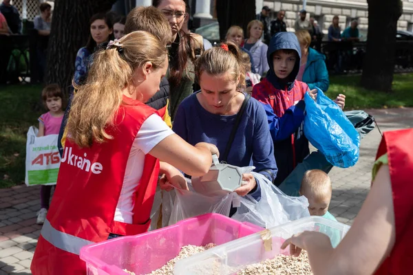 Харкив Украина Августа 2022 Года Девушка Волонтер Наливает Овсянку Пластиковые — стоковое фото