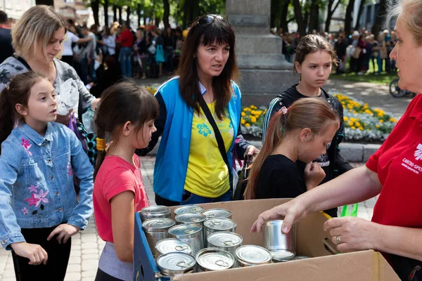 Kharkiv Ukraine Aug 2022 Woman Children Waiting Cans Canned Food — 图库照片