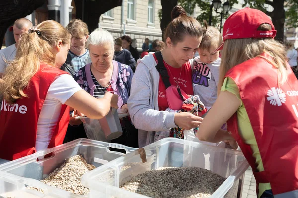 Харкив Украина Августа 2022 Года Девушка Волонтер Наливает Овсянку Пластиковые — стоковое фото
