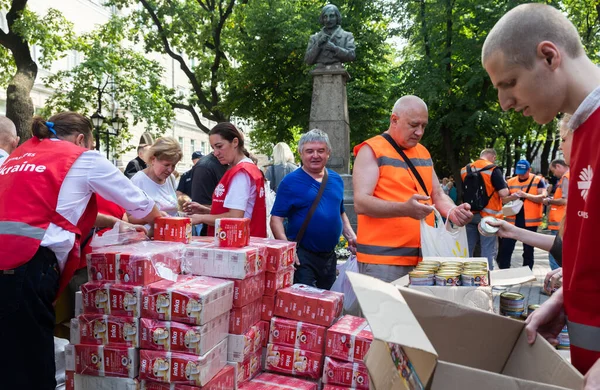 Kharkiv Ukraine Aug 2022 Volunteers Distribute Boxes Cereal Those Need — Photo