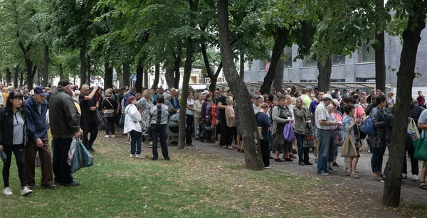 Kharkiv Ukraine Aug 2022 Queue People Need Humanitarian Assistance Volunteer — ストック写真