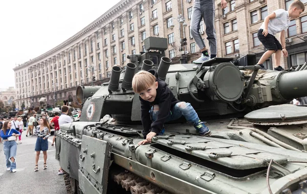 Kyiv Ukraine Aug 2022 Children Tanks Exhibition Destroyed Russian Equipment — Stock fotografie
