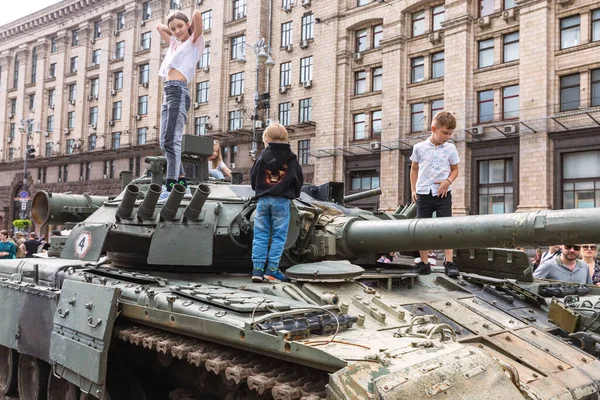 Kyiv Ukraine Aug 2022 Children Tanks Exhibition Destroyed Russian Equipment — Stock fotografie