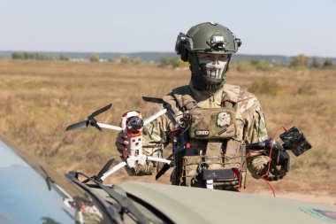 KYIV REG., UKRAINE - 08 Eylül 2022: Saha hekimliği hastanelerinden bir İHA operatörü savaş alanındaki yaralıları aramak için bir kuadrokopter fırlatır. THeMIS 'in insansız hava aracı saha testleri
