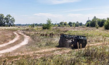 KYIV REG., UKRAINE - 08 Eylül 2022: THeMIS 'in çok amaçlı emekleme insansız hava aracının saha testleri tıbbi tabur hastabakıcıları tarafından yaralı askerlerin ön saflarında kullanılacak