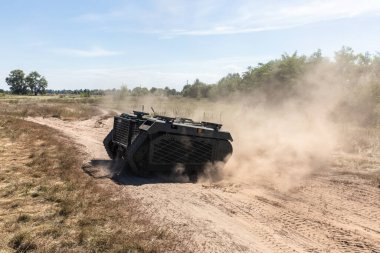 KYIV REG., UKRAINE - 08 Eylül 2022: THeMIS 'in çok amaçlı emekleme insansız hava aracının saha testleri tıbbi tabur hastabakıcıları tarafından yaralı askerlerin ön saflarında kullanılacak