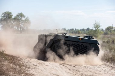 KYIV REG., UKRAINE - 08 Eylül 2022: THeMIS 'in çok amaçlı emekleme insansız hava aracının saha testleri tıbbi tabur hastabakıcıları tarafından yaralı askerlerin ön saflarında kullanılacak