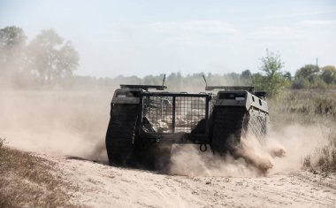 KYIV REG., UKRAINE - 08 Eylül 2022: THeMIS 'in çok amaçlı emekleme insansız hava aracının saha testleri tıbbi tabur hastabakıcıları tarafından yaralı askerlerin ön saflarında kullanılacak