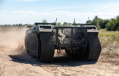 KYIV REG., UKRAINE - 08 Eylül 2022: THeMIS 'in çok amaçlı emekleme insansız hava aracının saha testleri tıbbi tabur hastabakıcıları tarafından yaralı askerlerin ön saflarında kullanılacak