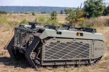 KYIV REG., UKRAINE - 08 Eylül 2022: THeMIS 'in çok amaçlı emekleme insansız hava aracının saha testleri tıbbi tabur hastabakıcıları tarafından yaralı askerlerin ön saflarında kullanılacak