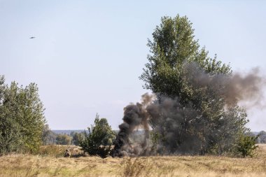 KYIV REG., UKRAINE - 08 Eylül 2022: THeMIS 'in çok amaçlı emekleme insansız hava aracının saha testleri tıbbi tabur hastabakıcıları tarafından yaralı askerlerin ön saflarında kullanılacak