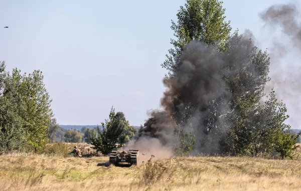 KYIV REG., UKRAINE - 08 Eylül 2022: THeMIS 'in çok amaçlı emekleme insansız hava aracının saha testleri tıbbi tabur hastabakıcıları tarafından yaralı askerlerin ön saflarında kullanılacak