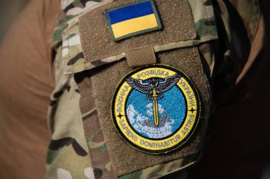 KYIV REG., UKRAINE - 16 Eylül 2022: Keşif uçağı Poseidon 'un denemesi sırasında Ukrayna silahlı kuvvetlerinin askeri istihbarat sembolüne sahip bir asker