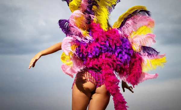 Jovem Mulher Traje Carnaval Colorido Brilhante Posando Livre Bela Dançarina — Fotografia de Stock
