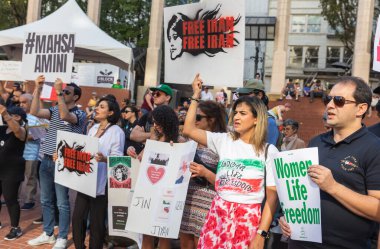 PORTLAND, OREGON, ABD - 15 Ekim 2022: İranlı kadınlarla dayanışma ve İran polisi tarafından öldürülen Mahsa Amini 'nin anısına düzenlenen gösteriye insanlar katıldı.