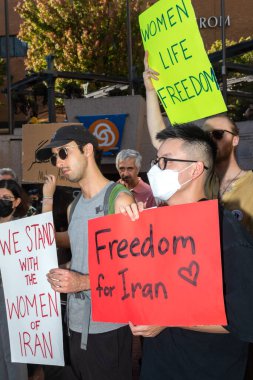 PORTLAND, OREGON, ABD - 15 Ekim 2022: İranlı kadınlarla dayanışma ve İran polisi tarafından öldürülen Mahsa Amini 'nin anısına düzenlenen gösteriye insanlar katıldı.