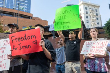 PORTLAND, OREGON, ABD - 15 Ekim 2022: İranlı kadınlarla dayanışma ve İran polisi tarafından öldürülen Mahsa Amini 'nin anısına düzenlenen gösteriye insanlar katıldı.