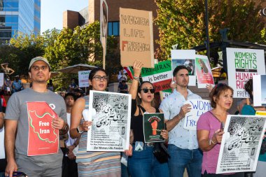 PORTLAND, OREGON, ABD - 15 Ekim 2022: İranlı kadınlarla dayanışma ve İran polisi tarafından öldürülen Mahsa Amini 'nin anısına düzenlenen gösteriye insanlar katıldı.