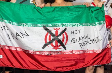 PORTLAND, OREGON, ABD - 15 Ekim 2022: İranlı kadınlarla dayanışma ve İran polisi tarafından öldürülen Mahsa Amini 'nin anısına düzenlenen gösteriye insanlar katıldı.