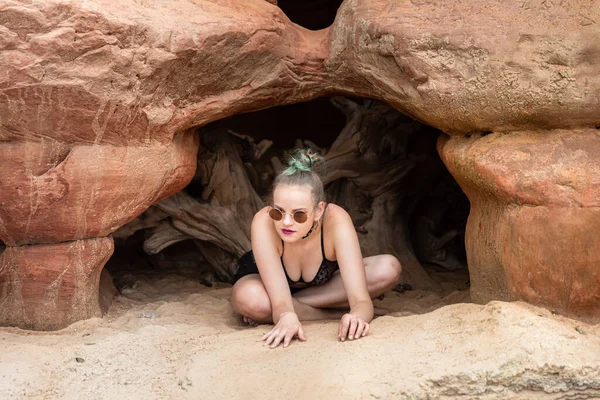 Beauty Lifestyle Young Woman Black Lingerie Posing Sandstone Caves Seashore — Stock Photo, Image