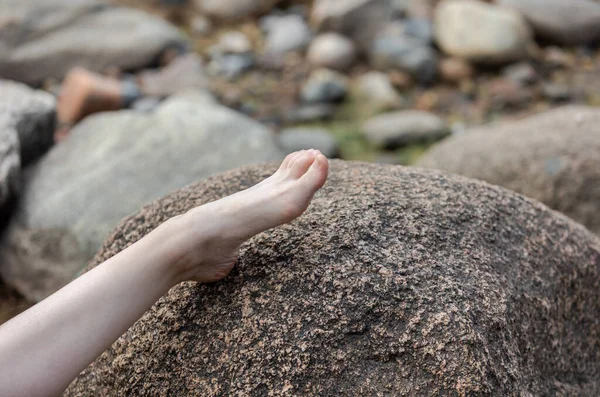 Descanse Mar Uma Perna Feminina Nua Jaz Uma Grande Pedra — Fotografia de Stock