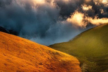 Manzaralı dağ yolu ve yüksek dağların muhteşem manzarası..
