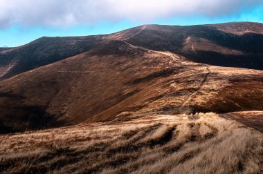 Manzaralı dağ yolu ve yüksek dağların muhteşem manzarası..