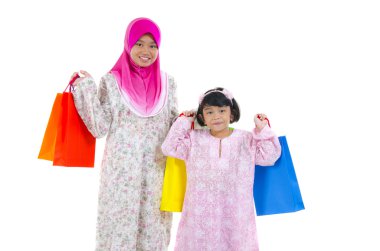 Müslüman kadınlar alışveriş torbaları ile