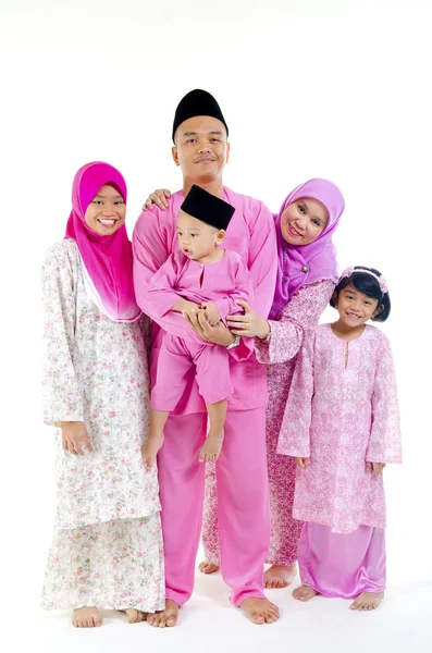 Traditionelle malaiische Familie während des hari raya occaion — Stockfoto