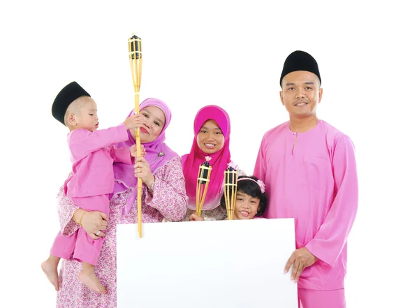 Famille malaise asiatique pendant raya avec carton blanc — Photo