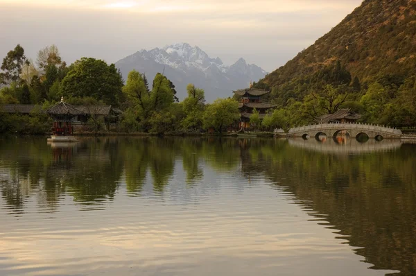 Dali lake with snowy mountain in china — Zdjęcie stockowe