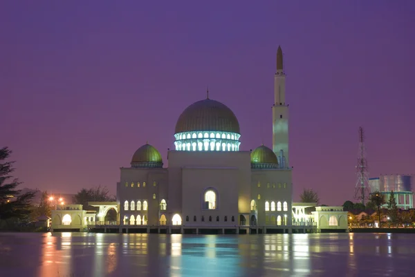 Bir göl üzerinde yansıması ile Camii — Stok fotoğraf