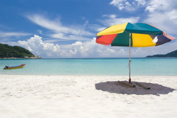 Pláž s deštníkem — Stock fotografie