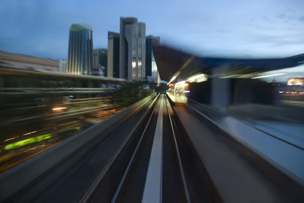 Tráfico nocturno urbano — Foto de Stock