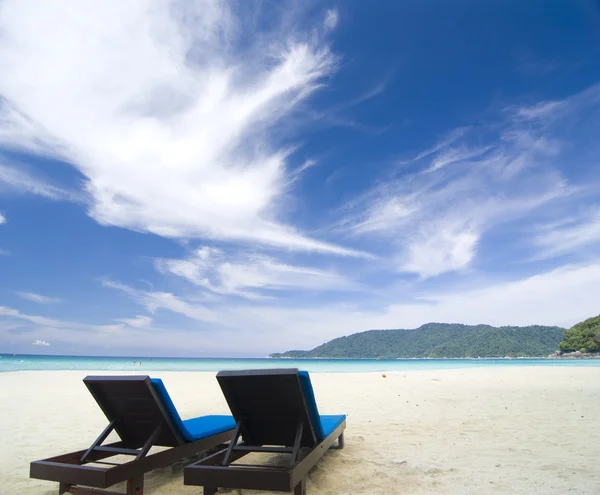 Plage avec chaises longues — Photo