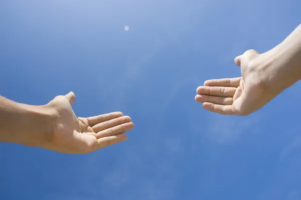 Руки, стоящие лицом к лицу в концептуальных целях — стоковое фото