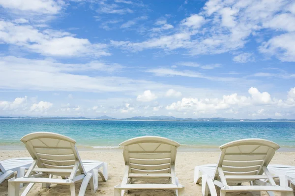 Пляж з кріслами — стокове фото
