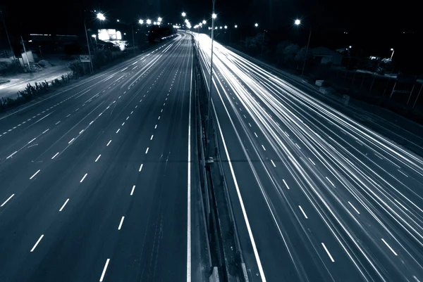 Tráfico nocturno urbano — Foto de Stock