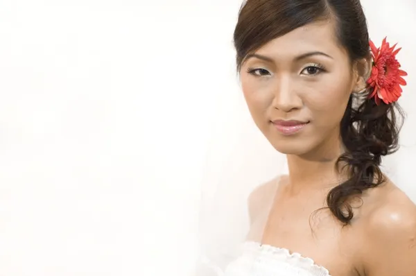 Sposa asiatica con sfondo bianco isolato — Foto Stock