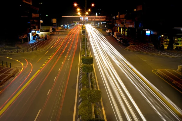 Tráfico nocturno urbano —  Fotos de Stock