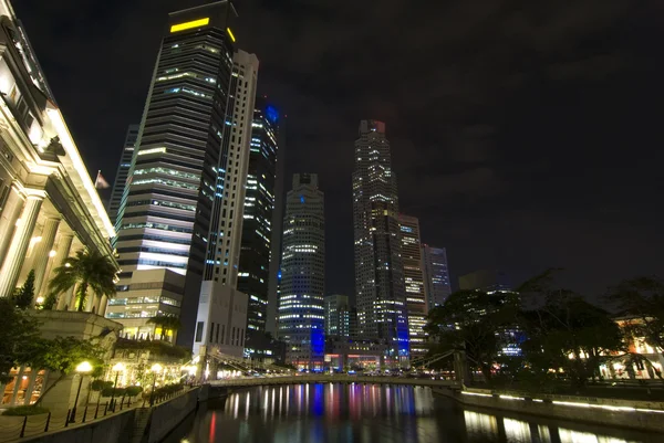 Foto večer obchodní čtvrti v Singapuru — Stock fotografie