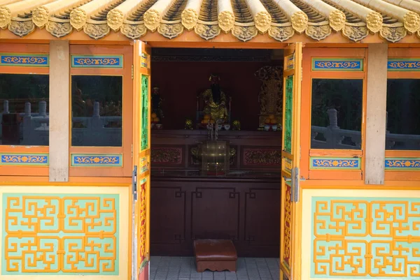 Foto de Puerta tradicional del templo chino — Foto de Stock