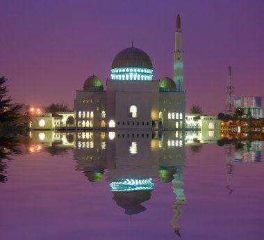 Göl üzerinde yansıması ile bina Camii