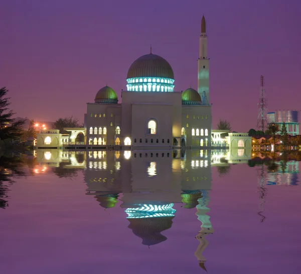 Moskee gebouw met reflectie op meer — Stockfoto