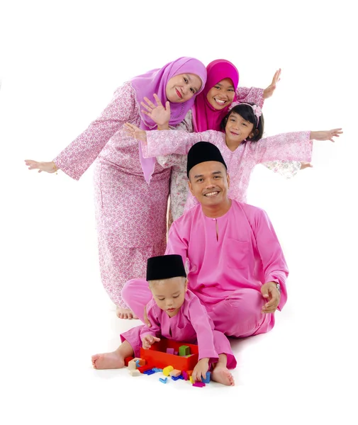 Traditional malay family during hari raya occaion — Stock Photo, Image