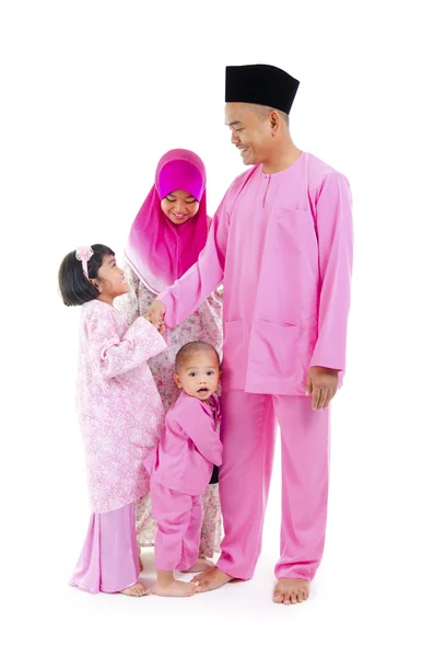 Malajština rodina během hari raya aidilfitri — Stock fotografie
