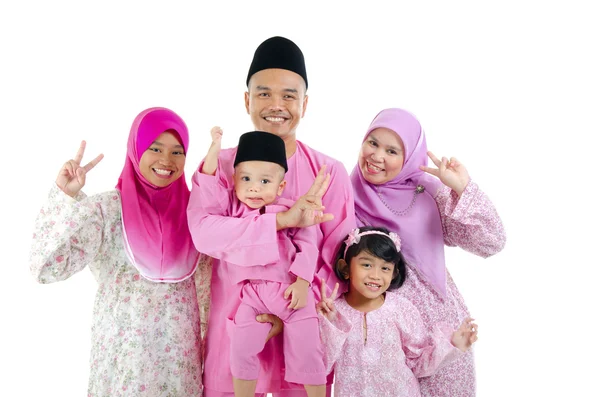 Malay family in traditional malay clothing — Stock Photo, Image