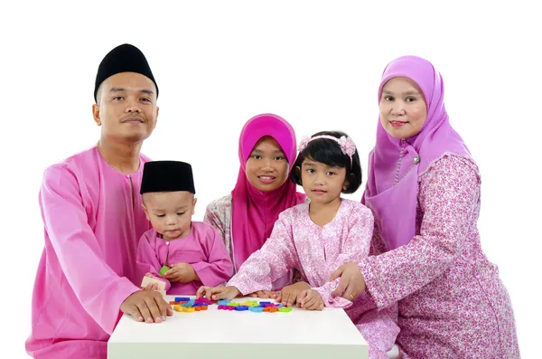 Malaysiska-familj under hari raya saga — Stockfoto