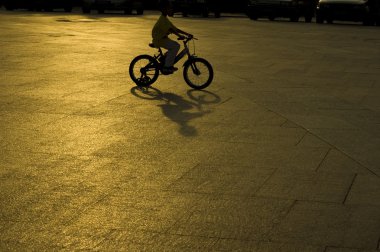 Çocuk binicilik bisiklet siluet günbatımı