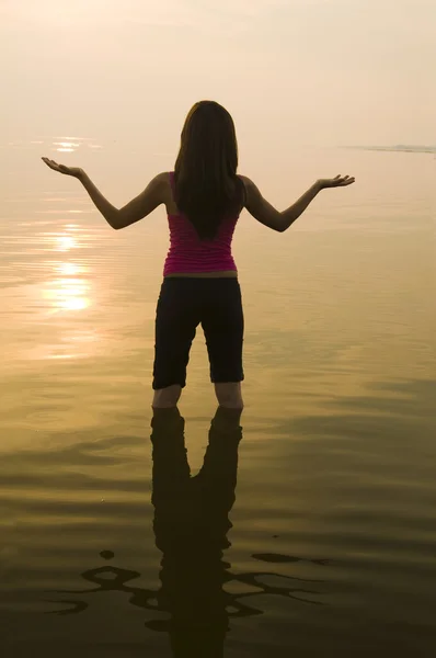 Silhuetten av en asiatisk tjej som utför yoga — Stockfoto